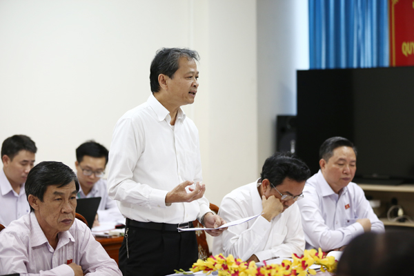 Giám đốc Sở Tài chính Huỳnh Thanh Bình phát biểu tại buổi thảo luận tổ