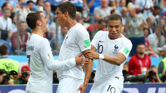 Varane (giữa) mở đầu cho chiến thắng của Pháp. (Nguồn: Getty Images)