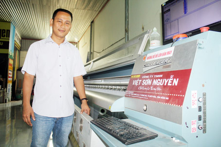 Ông Nguyễn Trịnh Huấn, Giám đốc Công ty TNHH Việt Sơn Nguyễn (phường Trảng Dài, TP.Biên Hòa) bên cạnh các thiết bị in ấn của công ty.