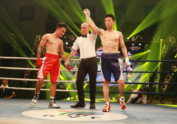 Võ sĩ kỳ cựu Hàn Quốc Moon Seong Hyeok được trọng tài tuyên bố thắng điểm trước Cao Văn Nguyên ở hạng cân 58kg nam