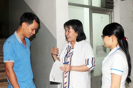 Bà Nguyễn Thị Thu Sang (giữa), Khoa Bệnh nghề nghiệp Trung tâm bảo vệ sức khỏe lao động và môi trường Đồng Nai, hỏi thăm sức khỏe công nhân lao động đến tư vấn, thăm khám tại trung tâm.