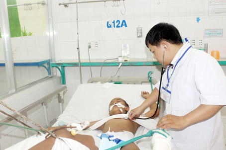 Bác sĩ CKI Nguyễn Văn Toàn đang thăm khám cho bệnh nhi m.q. (ngụ phường Tân Hòa, tp.biên Hòa). Ảnh: H.DUNG