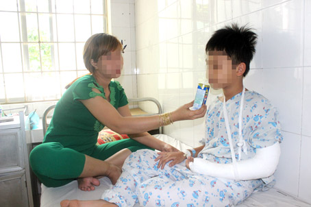 Phụ huynh bệnh nhi D.Đ. (xã Hố Nai 3, huyện Trảng Bom) phải xin nghỉ việc nhiều ngày tại công ty để chăm sóc con bị gãy tay tại bệnh viện.
