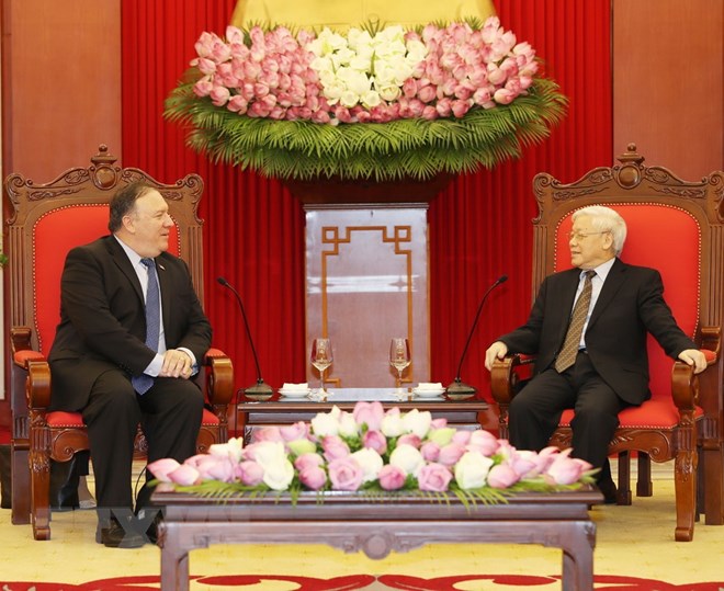 Tổng Bí thư Nguyễn Phú Trọng (phải) tiếp Ngoại trưởng Hoa Kỳ Mike Pompeo thăm chính thức Việt Nam. 