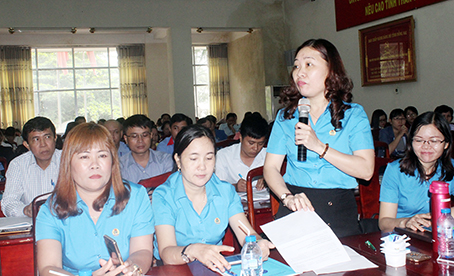 Chủ tịch Công đoàn cơ sở Công ty TNHH Mabuchi Motor Việt Nam Phạm Thị Phương kiến nghị các cơ quan chức năng các vấn đề liên quan đến chế độ bảo hiểm đối với người lao động, cách tính lương hưu đối với lao động nữ tại hội nghị do Liên đoàn Lao động tỉnh phối hợp với Bảo hiểm xã hội tỉnh tổ chức.