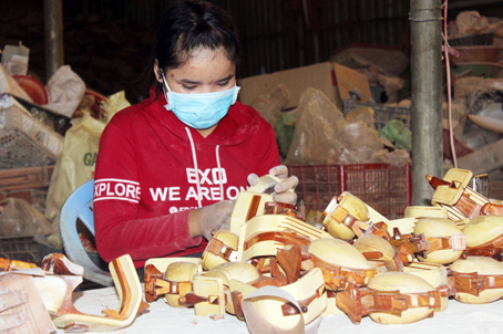 Sản xuất gỗ mỹ nghệ xuất khẩu ở xã Bình Minh (huyện Trảng Bom).