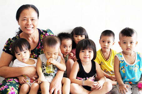 Bà Lê Thị Thương (ấp Long Khánh 3, xã Tam Phước, TP.Biên Hòa) nhận thêm việc trong coi con nhỏ cho các cặp vợ chồng công nhân trong và ngoài nhà trọ của gia đình.
