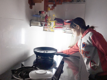 Do các doanh nghiệp ngưng bán điện nên có những hộ dân phải dùng đèn sạc pin thắp sáng trong nhà. Ảnh: M.QUÂN