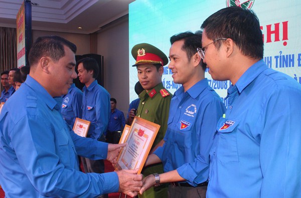 Đồng chí Nguyễn Cao Cường, Bí thư Tỉnh đoàn trao bằng khen cho các cá nhân