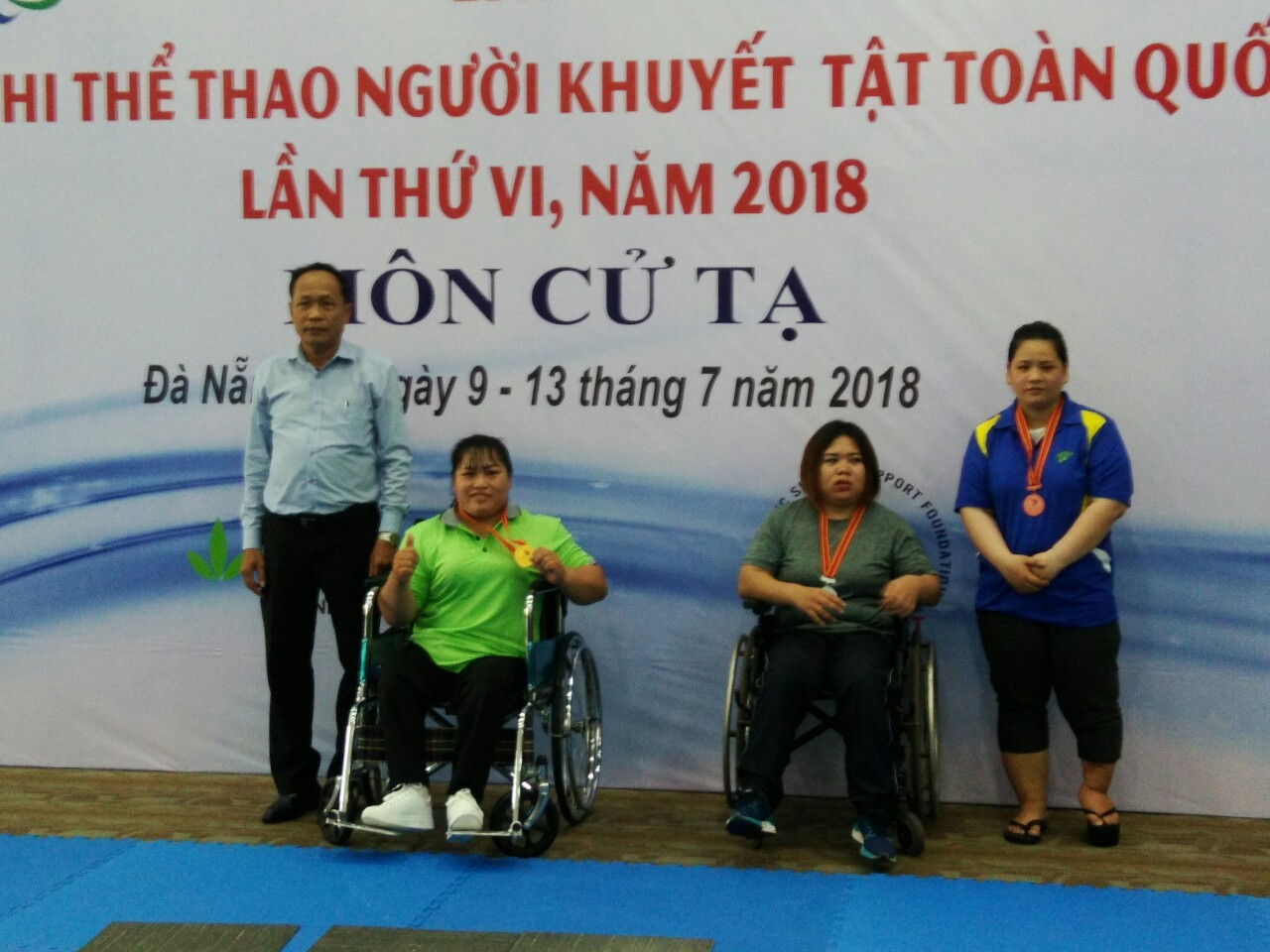 VĐV Trần Thị Châu (thứ hai từ trái qua) nhận HCV hạng cân 67kg nữ môn cử tạ nữ