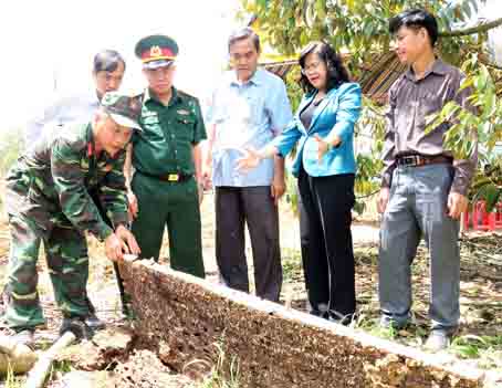 Phó chủ tịch UBND tỉnh Nguyễn Hòa Hiệp (thứ 2 từ phải qua) chỉ đạo công tác tìm kiếm hài cốt liệt sĩ tại xã Phú An, huyện Tân Phú.
