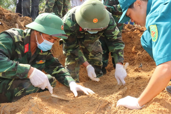 Lực lượng chức năng của tỉnh đang tiến hành tìm kiếm, cất bốc hài cốt liệt sĩ tại xã Phú An, huyện Tân Phú.