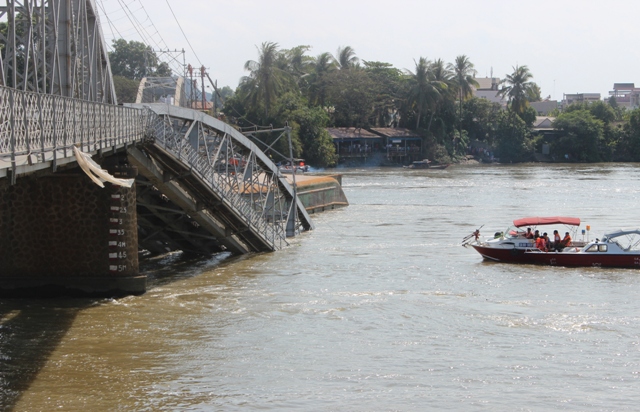 Hiện trường vụ sà lan đâm sập cầu Ghềnh vào tháng 2-2016.