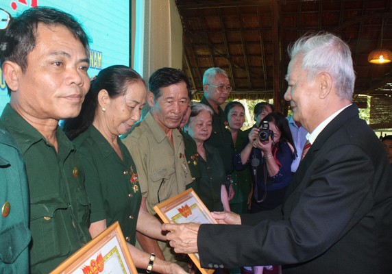 Ông Lý Minh Tiến, Chủ tịch Hội Cựu thanh niên xung phong tỉnh tặng giấy khen cho các tập thể 