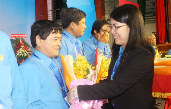 Đồng chí Nguyễn Thị Như Ý, Chủ tịch Liên đoàn Lao động tỉnh tặng quà, hoa cho các đồng chí thôi tham gia Ban chấp hành