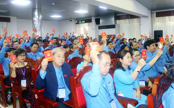 Các đại biểu biểu quyết thông qua Nghị quyết Đại hội Công đoàn tỉnh lần thứ X