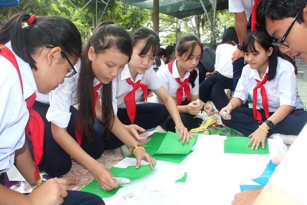 Các em đội viên tham gia phần thi khéo tay hay làm – xé giấy gián tranh với chủ đề “Em yêu Tổ quốc Việt Nam” 