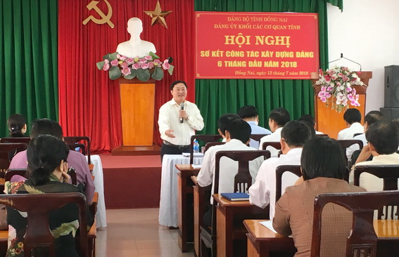 Đồng chí Nguyễn Hữu Định, Bí thư Đảng ủy khối các cơ quan tỉnh trao đổi những vấn đề cần thảo luận tại hội nghị