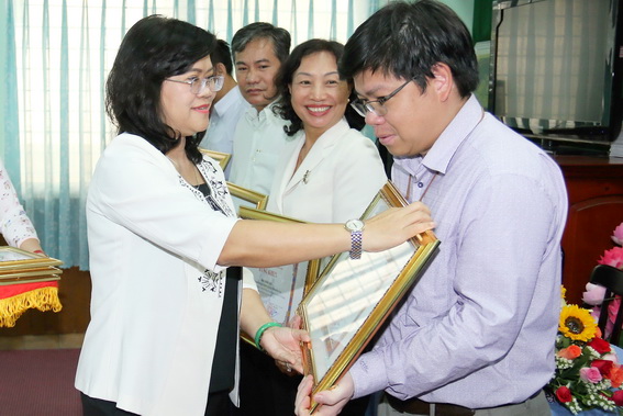 Phó chủ tịch UBND tỉnh Nguyễn Hòa Hiệp trao bằng khen của UBND tỉnh cho các cá nhân, tập thể có thành tích xuất sắc trong việc thực hiện Pháp lệnh