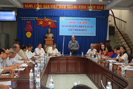 Chủ tịch Hội Cựu giáo chức tỉnh Vũ Đình Sùng phát biểu tại hội nghị