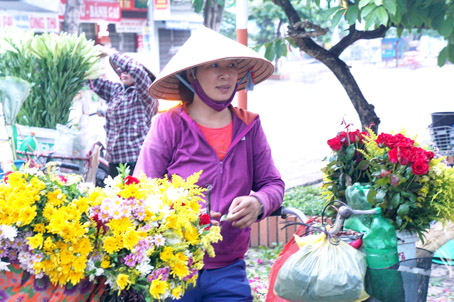 Những gánh hàng hoa tươi rực rỡ trên đường phố Nam Định