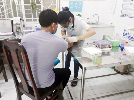 Một bệnh nhân được lấy máu xét nghiệm đo tải lượng virus tại Trung tâm phòng, chống HIV/AIDS Đồng Nai. Ảnh: M.LIÊN