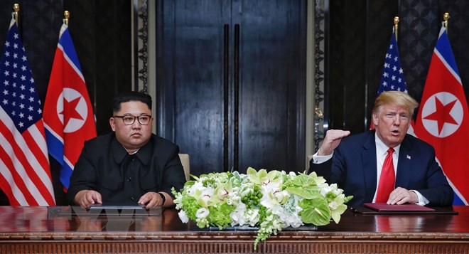 ổng thống Mỹ Donald Trump (phải) và Nhà lãnh đạo Triều Tiên Kim Jong-un (trái) tại lễ ký tuyên bố chung trong cuộc gặp thượng đỉnh Mỹ- Triều tại Singapore ngày 12/6. (Nguồn: EPA/ TTXVN)