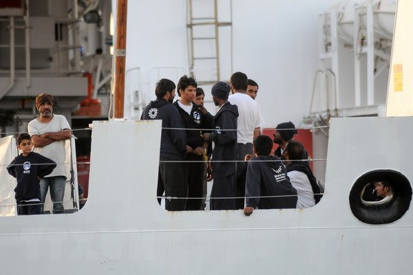 Người di cư trên tàu tuần duyên Diciotti của Italy tại cảng ở Trapani. (Nguồn: AFP/TTXVN)
