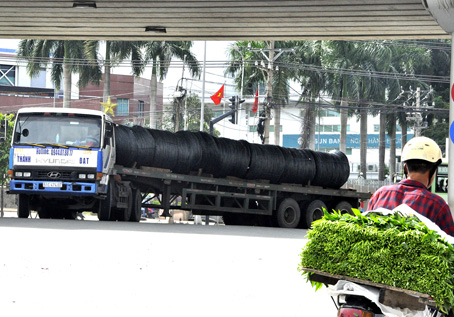 Một xe chở thép cuộn không được chằng buộc cẩn thận lưu thông dưới cầu vượt ngã tư Amata (TP.Biên Hòa).