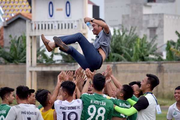 Các cầu thủ Phù Đổng FC ăn mừng sau loạt đá 11m đầy may rủi.  Ảnh: VFF