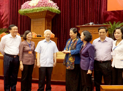 Tổng bí thư Nguyễn Phú Trọng trao đổi với các đại biểu. 