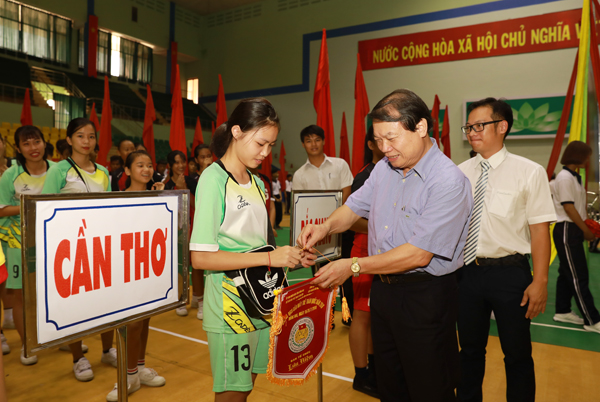 Ông Lê Duy Lượng, Phó chủ tịch Liên đoàn cầu mây thế giới, Chủ tịch Liên đoàn cầu mây Việt Nam tặng cờ lưu niệm cho các đoàn tham dự giải.