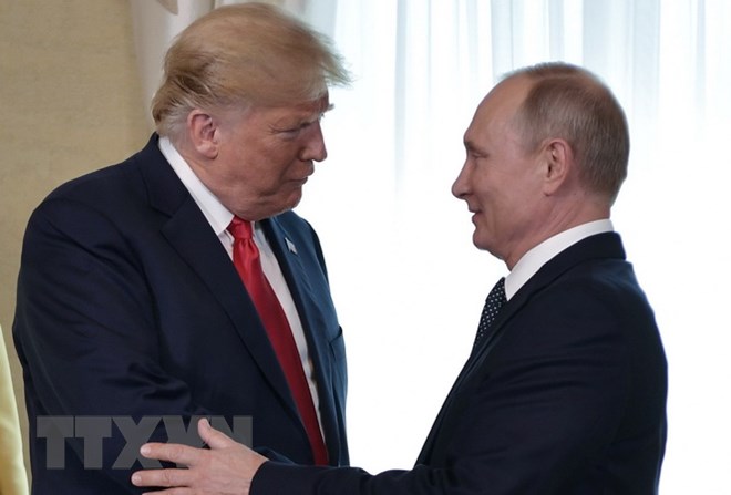Tổng thống Mỹ Donald Trump và Tổng thống Nga Vladimir Putin tạicuộc gặp ở Helsinki, Phần Lan ngày 16/7. (Ảnh: AFP/TTXVN)