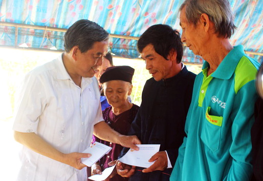 Ông Huỳnh Văn Tới, Ủy viên Ban TVTU, Chủ tịch Ủy ban MTTQ tỉnh thăm và tặng quà đồng bào dân tộc Tày tại xã Tà Lài, huyện Tân Phú.