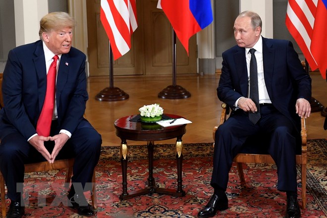Tổng thống Mỹ Donald Trump (trái) và Tổng thống Nga Vladimir Putin trong cuộc gặp thượng đỉnh tại Helsinki, Phần Lan ngày 16-7. (Nguồn: THX/ TTXVN)