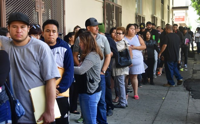 Người nhập cư xếp hàng bên ngoài một văn phòng tư vấn về quyền nhập cư tại Los Angeles, Mỹ ngày 30-9-2017. (Ảnh: AFP/TTXVN)