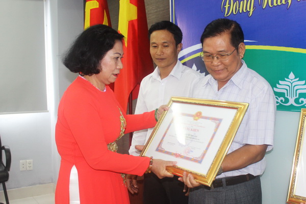 Chủ tịch Liên hiệp tỉnh Bùi Ngọc Thanh tặng bằng khen của UBND tỉnh cho các tập thể.