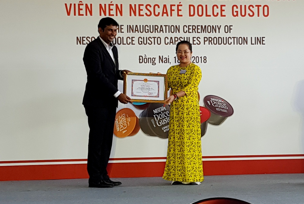 Đại diện UBND tỉnh trao Bằng khen cho Công ty Nestlé Việt Nam