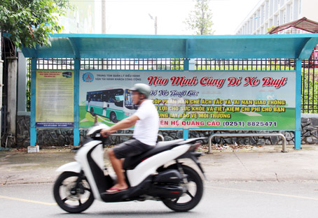Một trạm xe buýt khá thông thoáng, mang thông điệp thân thiện bên đường Vũ Hồng Phô (TP.Biên Hòa).