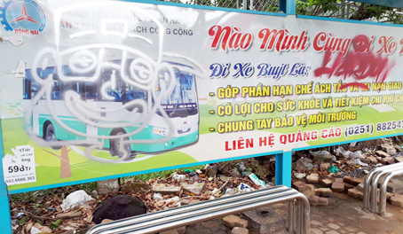 Trạm xe buýt bên đường Phan Trung (TP.Biên Hòa) bị viết, vẽ bậy, xả rác...