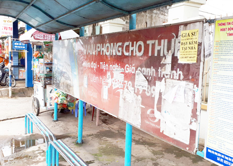 Trạm xe buýt bên đường Phạm Văn Thuận (TP.Biên Hòa) bị các thông báo, tờ rơi “bủa vây” trông nhếch nhác.