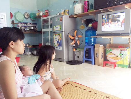 Nhờ giá điện hợp lý nên người ở trọ có cơ hội dùng nhiều thiết bị điện trong sinh hoạt. Ảnh: N.LIÊN