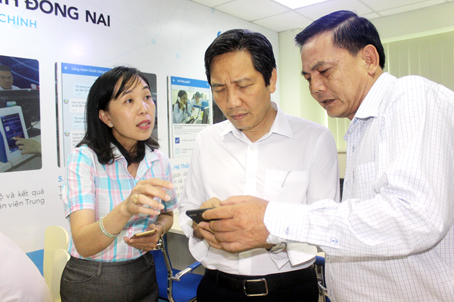Thứ trưởng Bộ Nội vụ Trần Anh Tuấn (giữa) thử nghiệm ứng dụng zalo tại Trung tâm Hành chính công tỉnh.