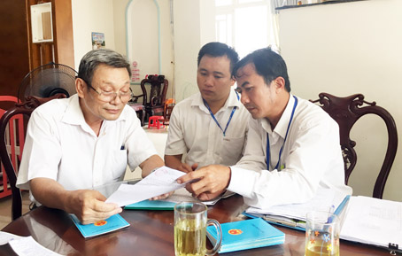 Nhân viên điện lực hướng dẫn chủ nhà trọ cách tính giá điện theo định mức.