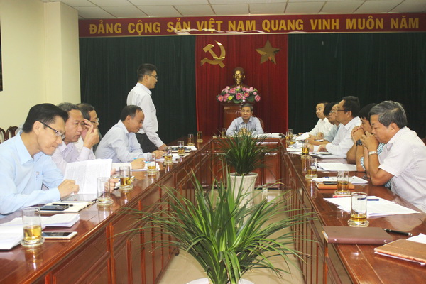Phó chủ tịch UBND tỉnh Nguyễn Quốc Hùng chủ trì buổi làm việc.