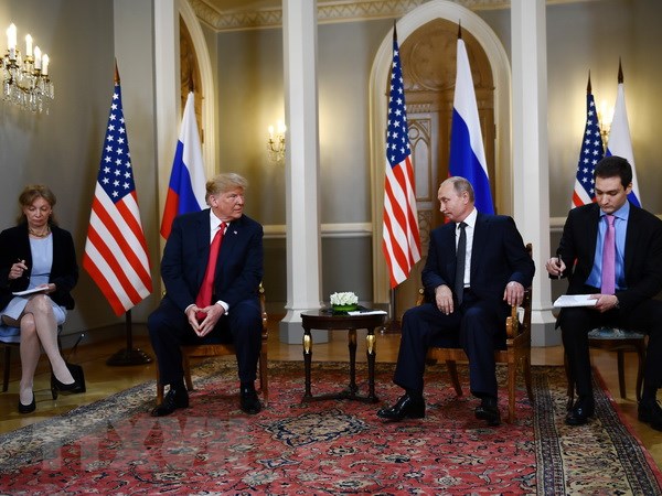 Tổng thống Mỹ Donald Trump (thứ 2, trái) trong cuộc gặp thượng đỉnh với nhà lãnh đạo Nga Vladimir Putin (thứ 2, phải) tại Helsinki. (Nguồn: AFP/TTXVN)