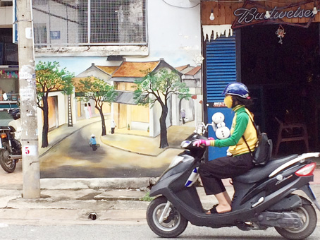 Người dân vẽ những bức tranh đẹp trên tường để tránh bị dán, vẽ bậy.