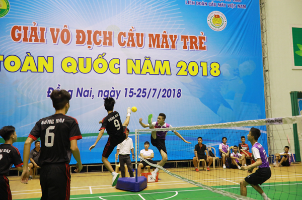 Đồng Nai (áo đen) giành chiến thắng 2-0 trước Hà Nội để đoạt HCV nội dung 3 nam U16.
