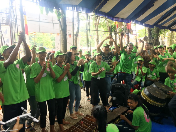 Các trại sinh đồng bào dân tộc thiểu số tỉnh Đồng Nai biểu diễn bài “Như có Bác trong ngày đại thắng” tại hội trại.