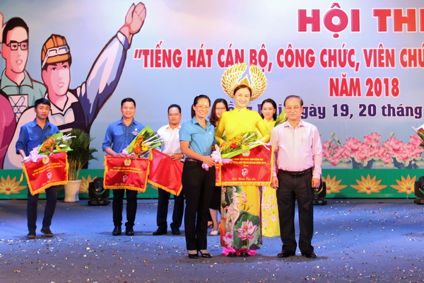 Đoàn viên công đoàn Mai Quỳnh Hoa đến từ công đoàn cơ sở Cục Hải quan tỉnh nhận giải nhất thể loại đơn ca.